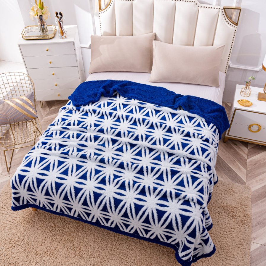 Pătură Pufosă Cocolino cu Blăniță Tip Sherpa 200x230 cm – Model Geometric Albastru Regal/Alb, Design Luxos pentru Pat Dublu