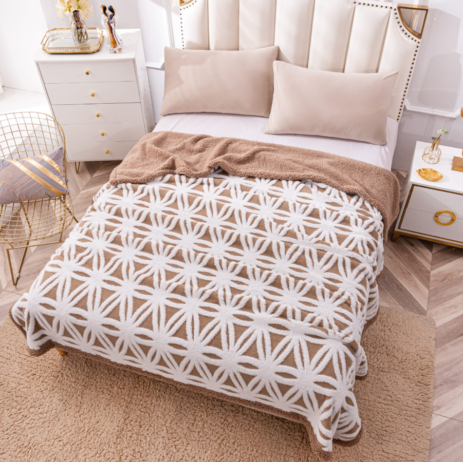 Pătură Pufosă Cocolino cu Blăniță Tip Sherpa 200x230 cm – Model Geometric Bej, Design Luxos pentru Pat Dublu