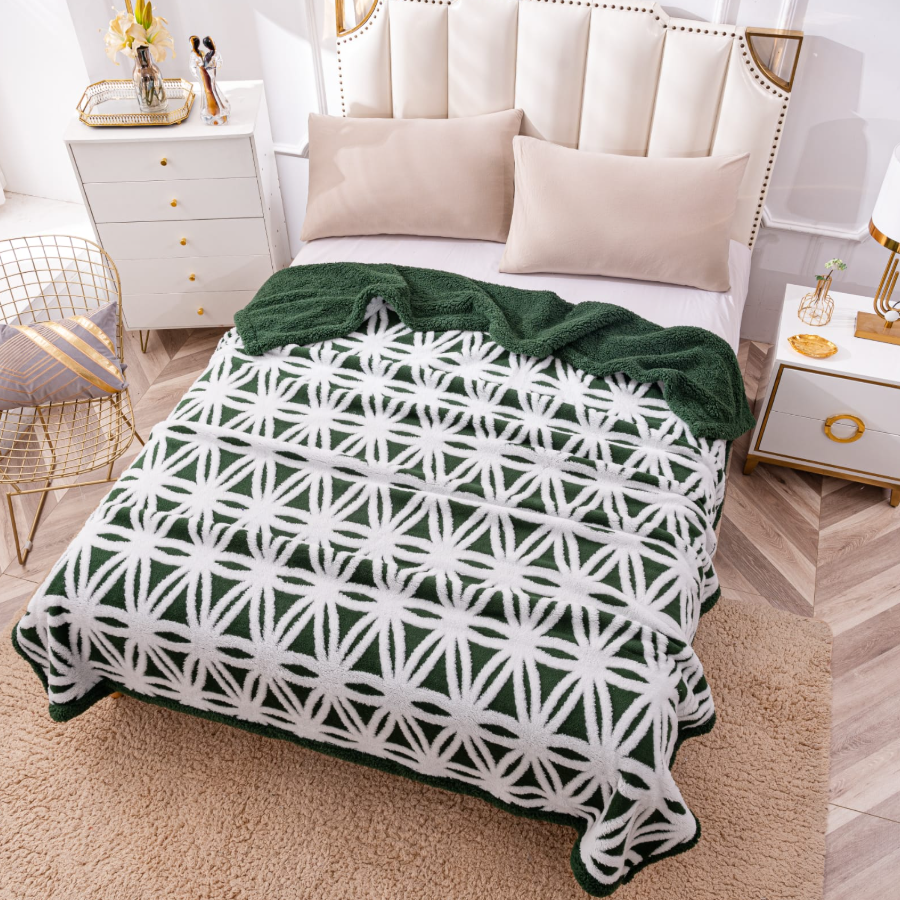 Pătură Pufosă Cocolino cu Blăniță Tip Sherpa 200x230 cm – Model Geometric verde , Design Luxos pentru Pat Dublu