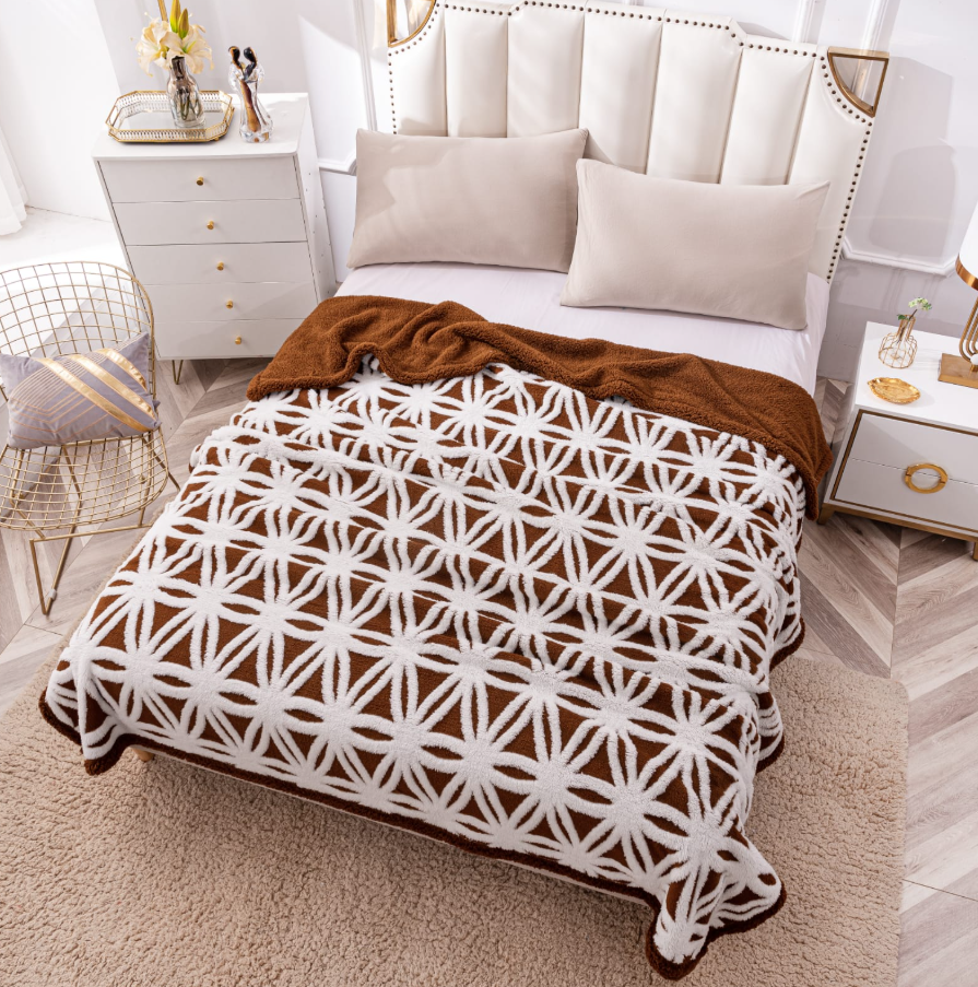Pătură Pufosă Cocolino cu Blăniță Tip Sherpa 200x230 cm – Model Geometric maro , Design Luxos pentru Pat Dublu