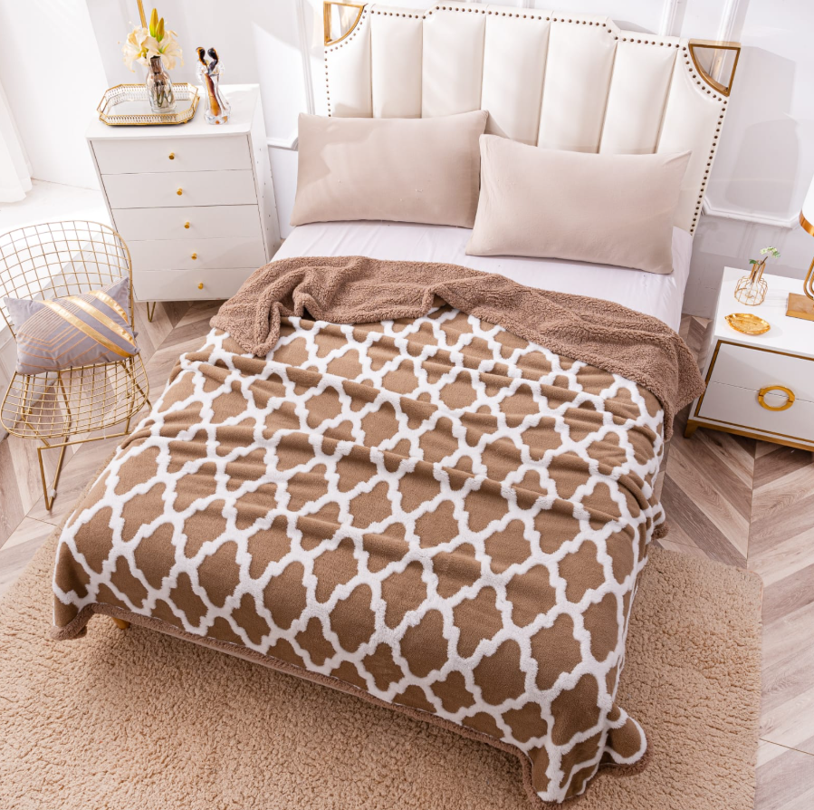 Pătură Pufosă Cocolino cu Blăniță Tip Sherpa 200x230 cm – Model Geometric maro deschis , Design Luxos pentru Pat Dublu