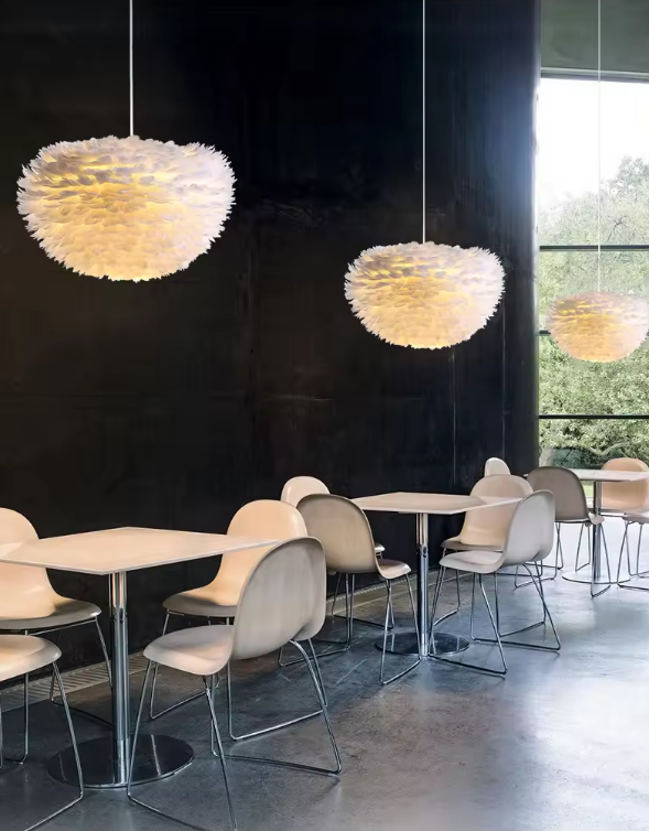 Lustră Tip Pendul cu Pene Albe, Stil Nordic, Diametru 35 cm, 3 Socluri E27, Design Elegant & Bohemien, Iluminat Interior Decorativ, Kivoo